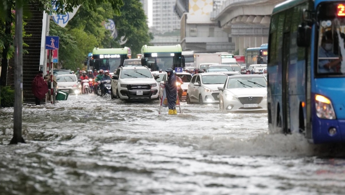 Hà Nội đang có mưa to, cảnh báo ngập lụt ở nhiều tuyến phố